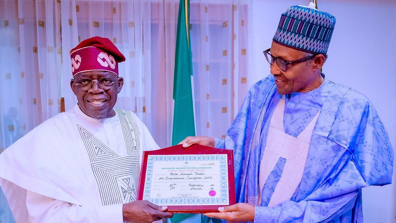 El actual presidente de Nigeria Muhammadu Buhari y el reciente ganador, Bola Tinubu (Nigeria's Presidency/Handout via REUTERS)