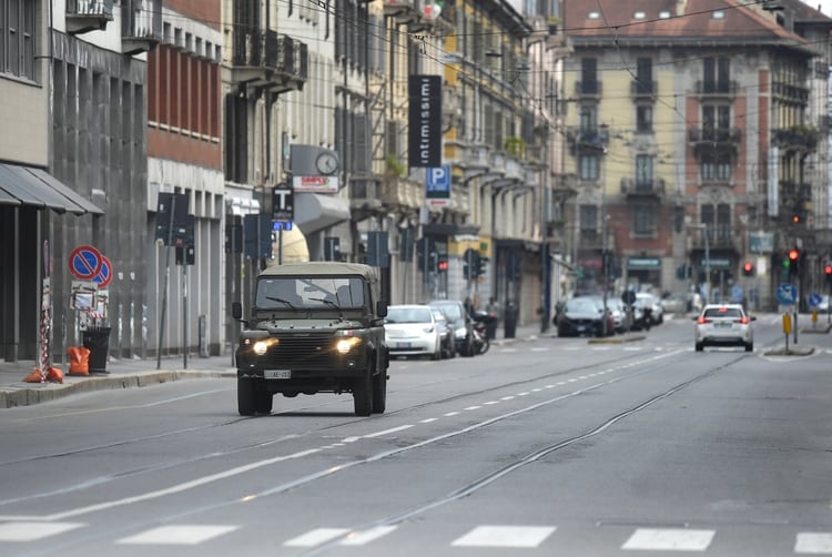 Una calle de Milán, la capital de Lombardía, vacía este domingo (REUTERS/Daniele Mascolo)