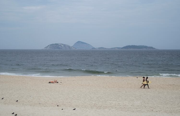 Las playas de Ipanema prácticamente vacías por el coronavirus (REUTERS/Ricardo Moraes)