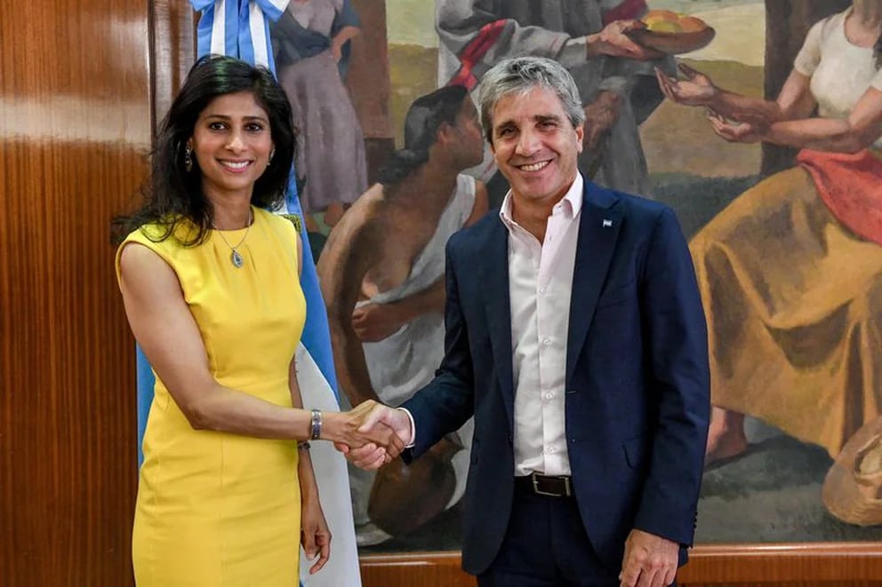 Luis Caputo se reúne con Gita Gopinath para avanzar en la negociación del futuro programa con el FMI