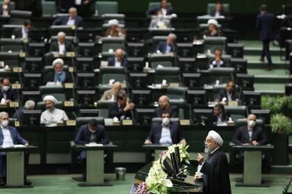El presidente Hassan Rouhani habla ante el parlamento (Reuters/WANA)