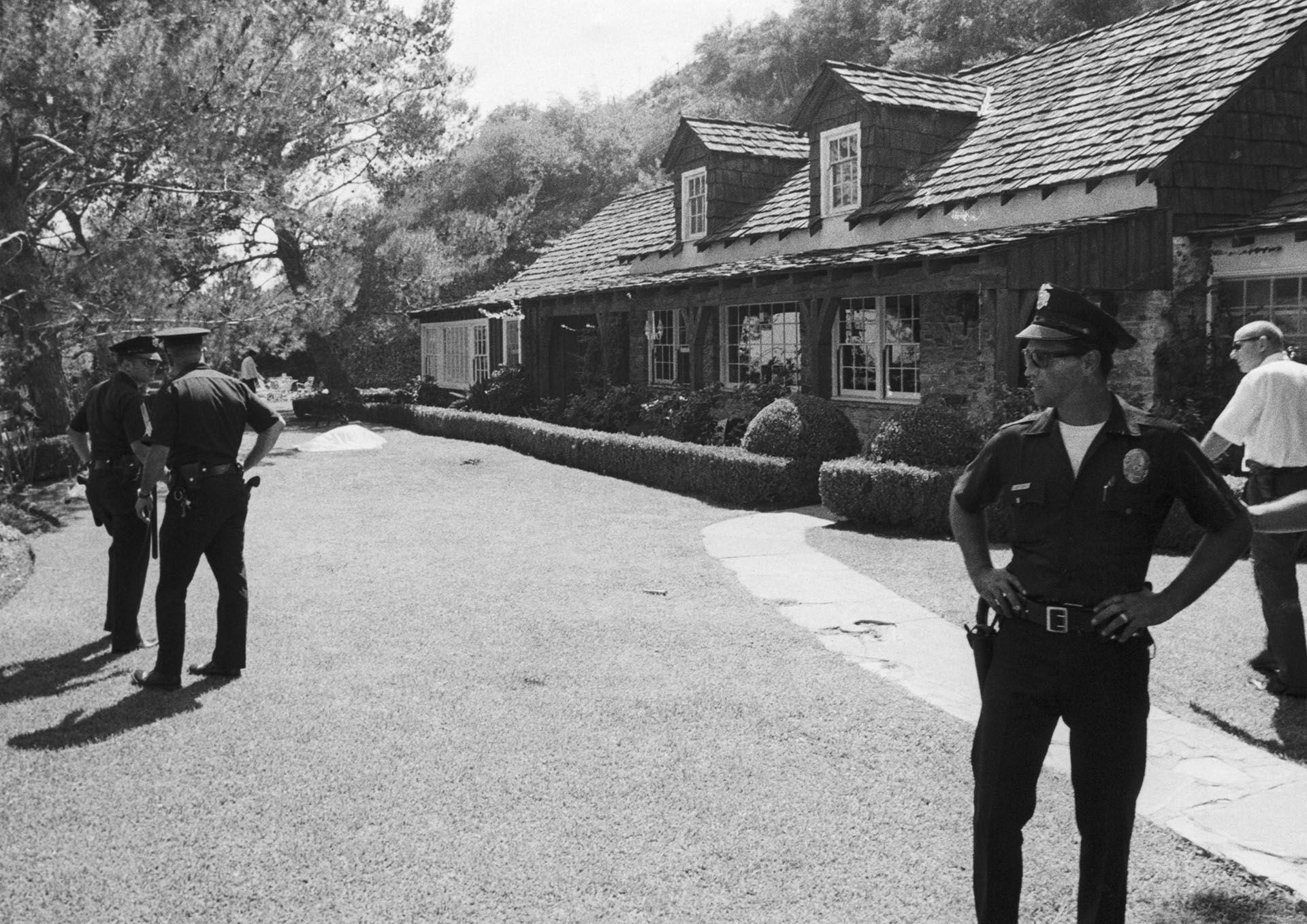 La policía custodia la casa de Roman Polanski y Sharon Tate, escenario de los asesinatos 