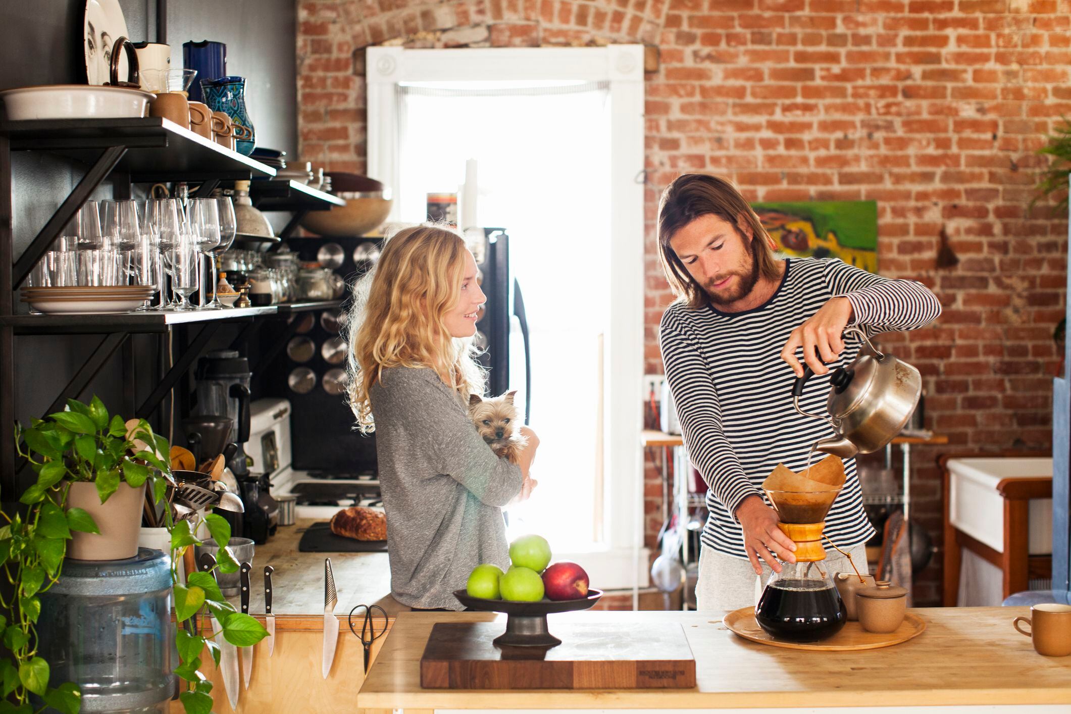 Ya sea a través de tutoriales como de forma autodidacta, la gente comenzó a hacer café con nuevos equipos que antes no tenía 
(Getty Images)