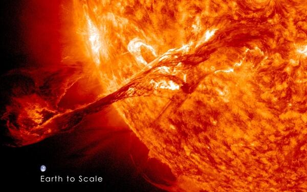 Una imagen de agosto de 2012 de un CME capturada por la nave espacial de la NASA. Nota: la Tierra no está tan cerca del sol (NASA)