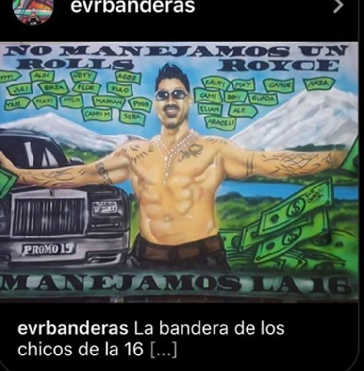 La bandera de egresados en honor a Ricardo Fort