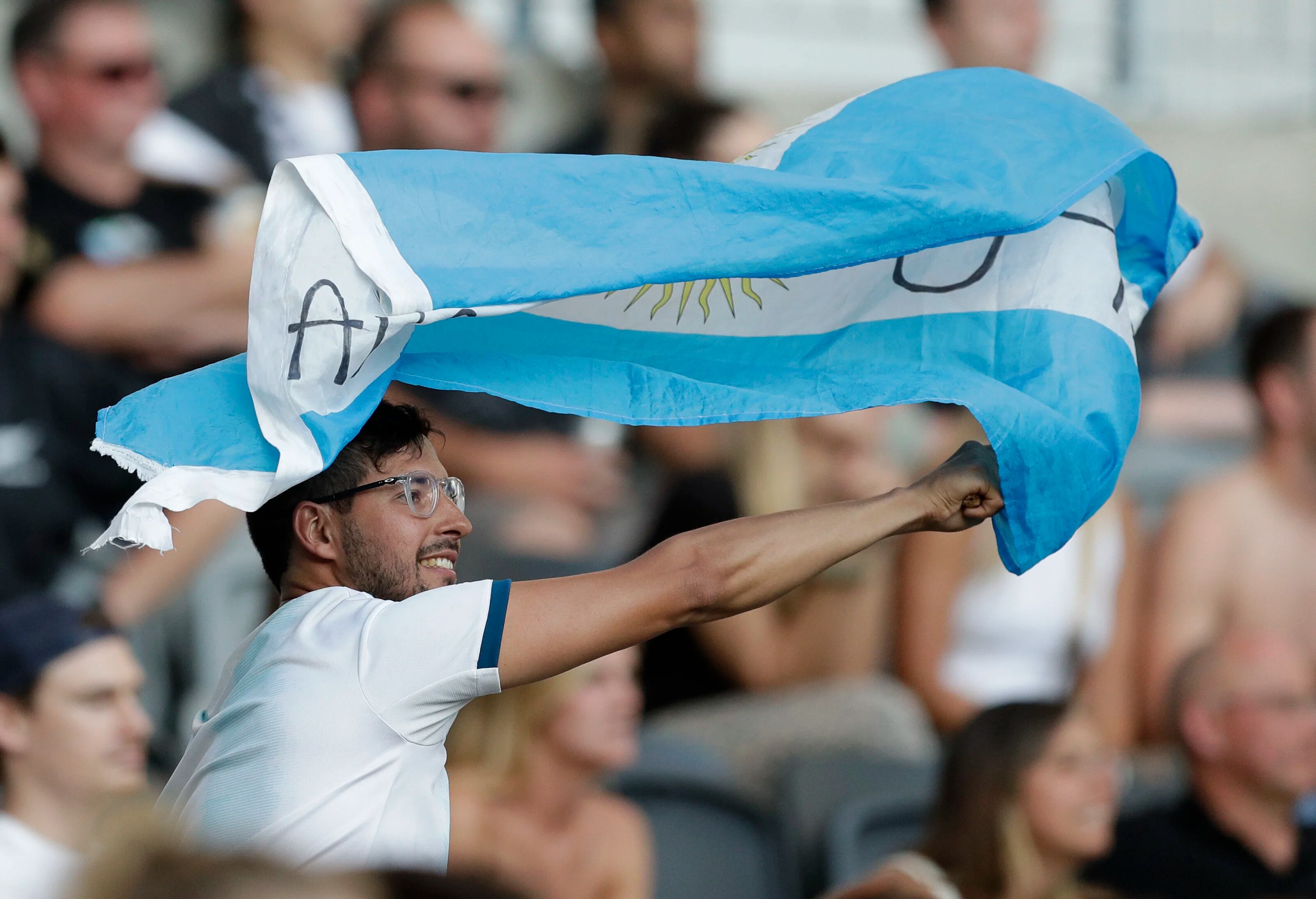 Los hinchas argentinos presentes celebraron y se emocionaron con una victoria soñada en el debut de Los Pumas en el Tres Naciones (AP Photo/Rick Rycroft)