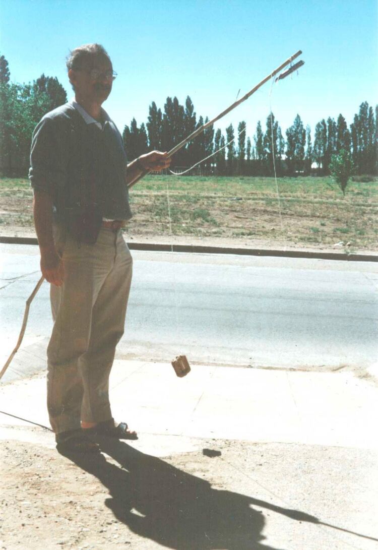 Ernesto Martínez en acción: una caña, un piolín, un petardo y un pedal de bicicleta que sirva de plomada. CSI Miami copió la técnica con otros instrumentos