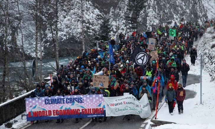 Protestas ambientalistas en una edición previa del Foro de Davos
REUTERS/Arnd Wiegmann RC23JE9LUFF2