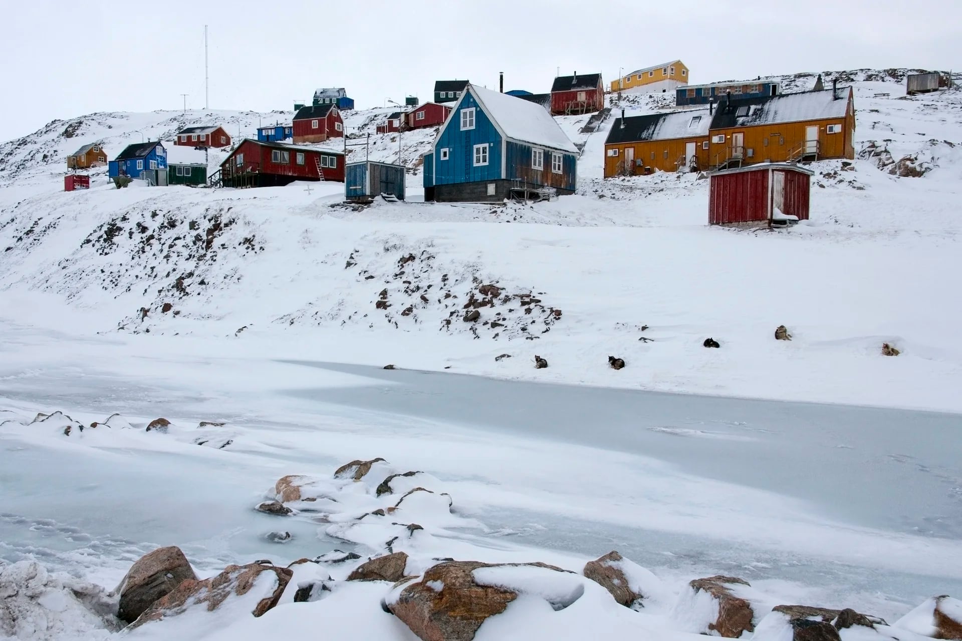 Ittoqqortoormiit es un pueblo remoto ubicado en Groenlandia. Una vez que el viajero llega al destino puede disfrutar de las expediciones, la vida salvaje y el contacto con la naturaleza que es lo que caracteriza y le da el encanto a este pequeño territorio (Istock)