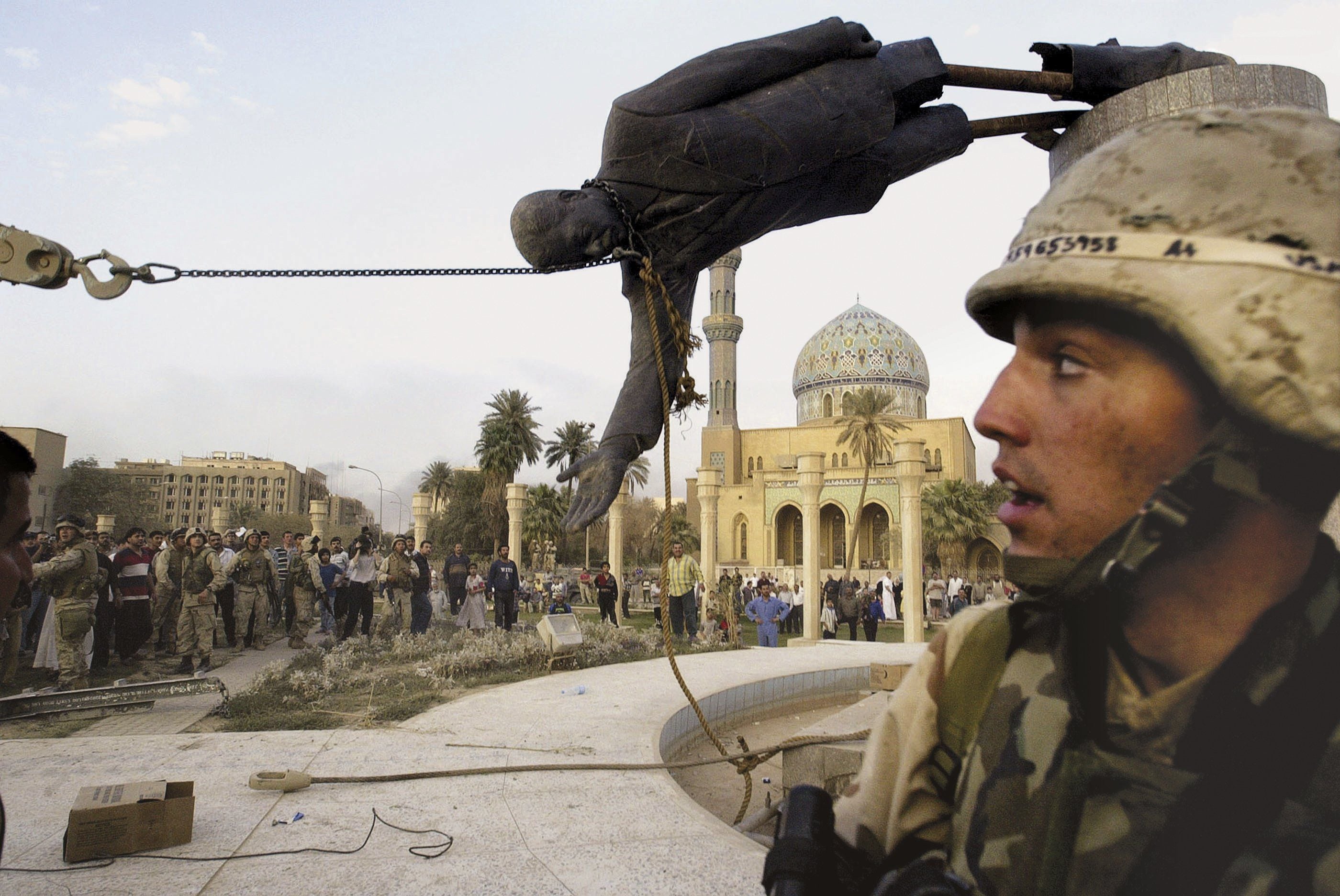 Caída de la estatua de Saddam. Irak 2003.
