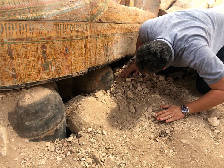 Un equipo de arqueólogos descubrió 20 ataúdes de madera en perfecto estado. El sábado darán mayores detalles sobre el tesoro que permaneció escondido miles de años (@AntiquitiesOf)