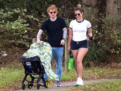 Salida familiar. Ed Sheeran y Cherry Seaborn pasearon a su beba Lyra por las calles de Sorrento, Italia. El cantante, además, mostró buena predisposición cuando algún fanático le pidió tomarse una fotografía (Fotos: The Grosby Group)