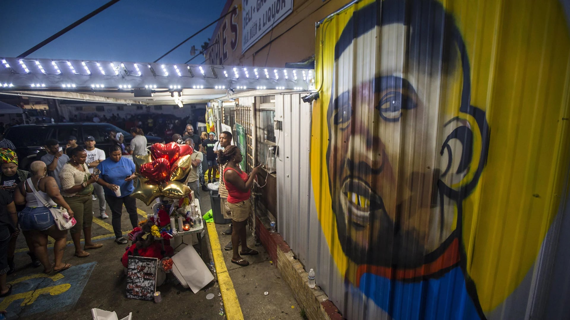 Alton Sterling, un afroamericano de 37 años, fue baleado en un estacionamiento, donde vendía discos (AFP)