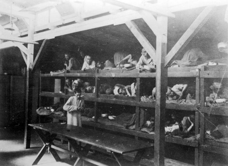 Prisioneros dentro de unas de las barracas de Auschwitz-Birkenau (Yad Vashem Archives/Handout via REUTERS) 
