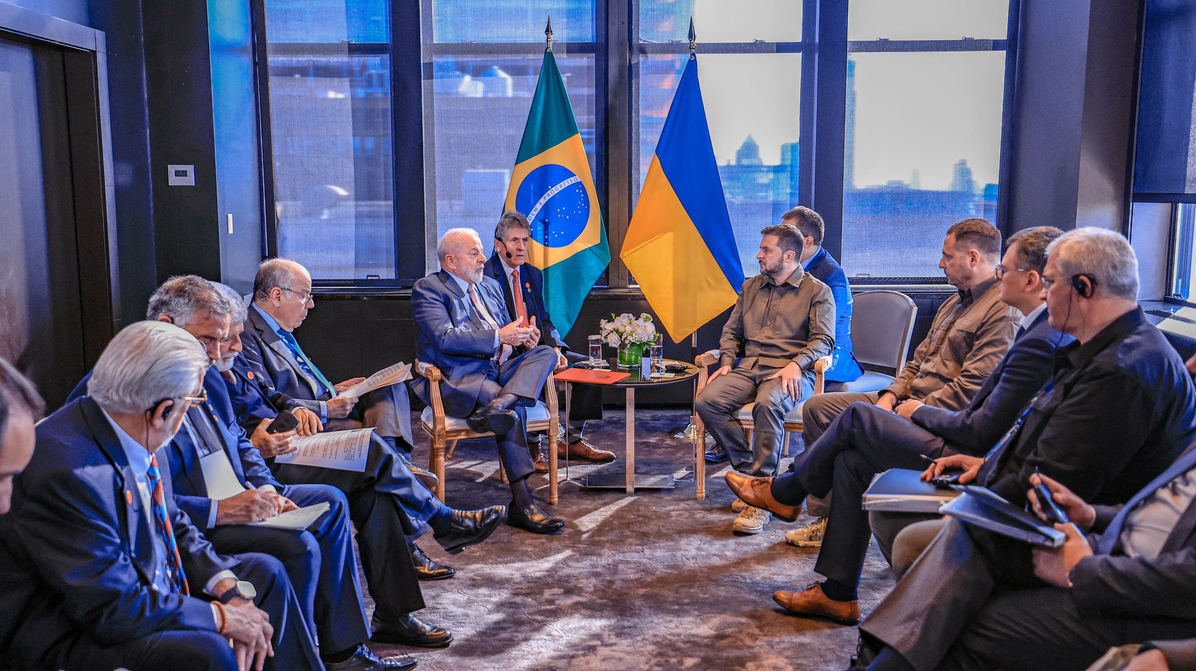 Lula da Silva con Zelensky y funcionarios de los gobiernos de Brasil y Ucrania (Ricardo Stuckert/Presidencia de Brasil/REUTERS)