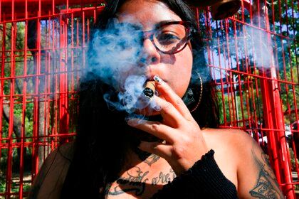 Una mujer fuma un cigarro de mariguana hoy en el Zócalo de la Ciudad de México.(México). EFE/Carlos Ramírez

