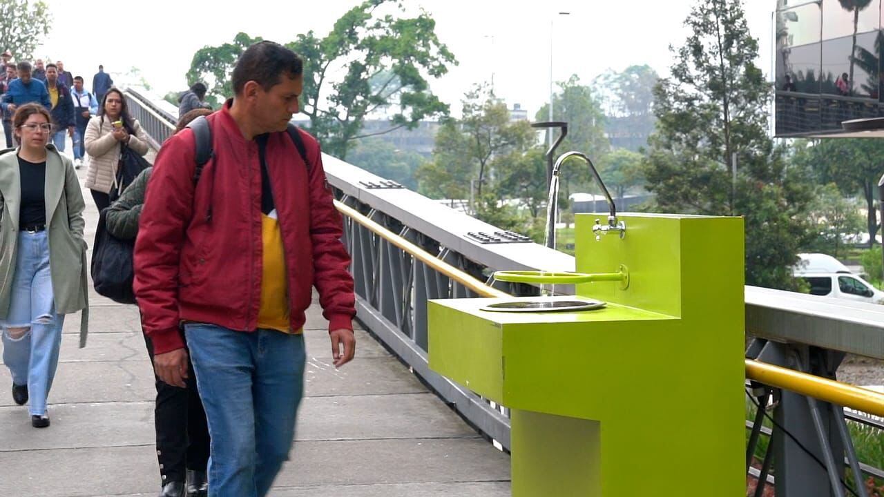 De acuerdo con un reciente estudio de la OCDE y el Estudio Nacional del Agua, una familia en promedio en Colombia consume 12.600 litros de agua al mes, aproximadamente unos 400 litros por día, en sus diferentes actividades y teniendo en cuenta alimentación, transporte y vestuario - crédito Ministerio de Ambiente