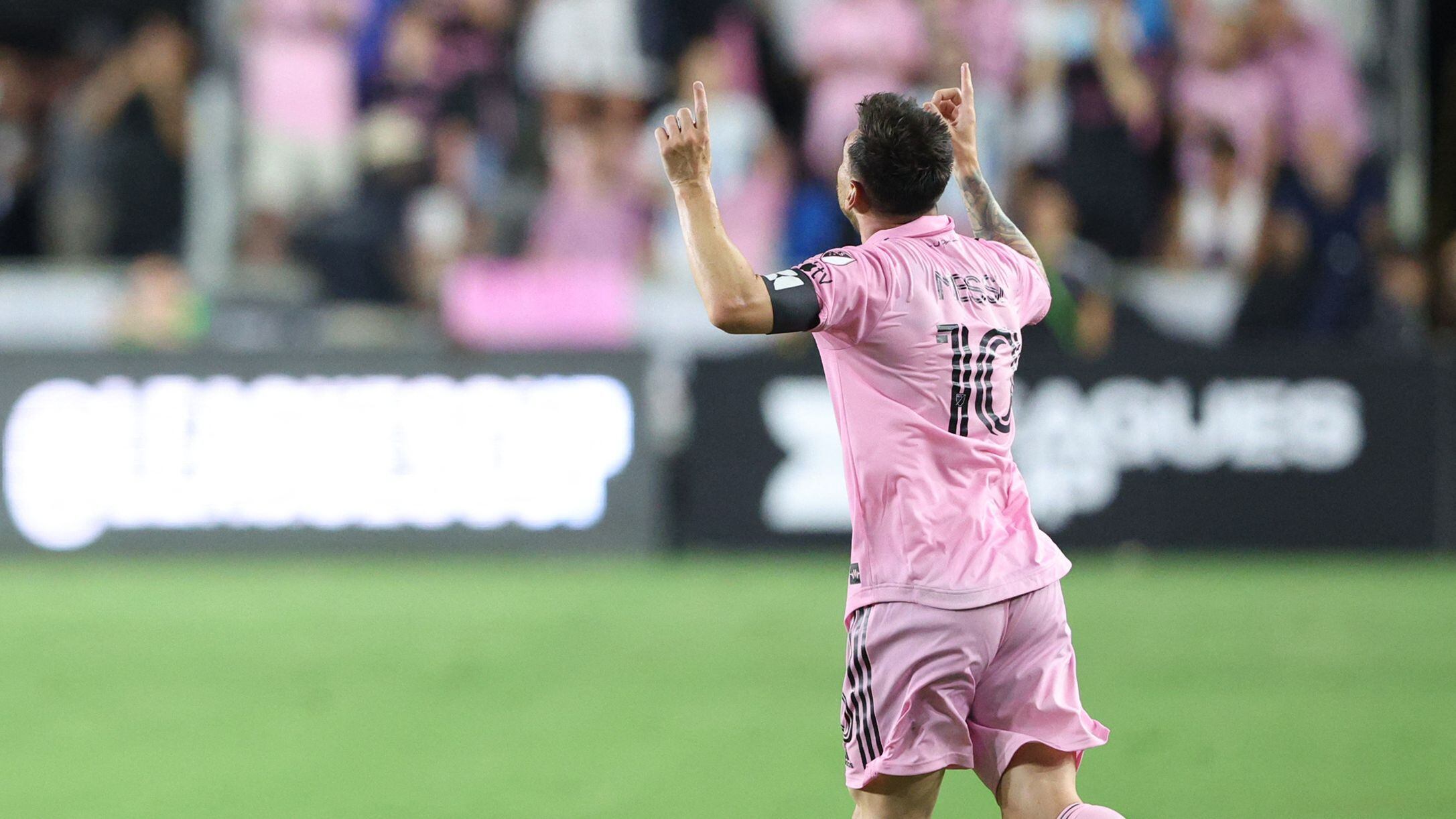 El clásico festejo de la Pulga tras su gran gol ante Cruz Azul (Nathan Ray Seebeck-USA TODAY Sports)