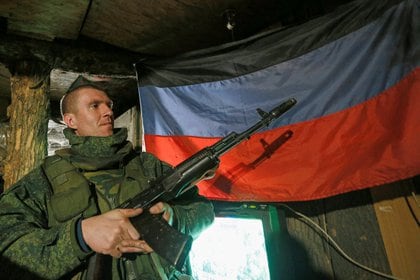 Un militante de la autoproclamada República Popular de Donetsk sostiene un arma en las posiciones del frente al sur de Donetsk (REUTERS/Alexander Ermochenko)