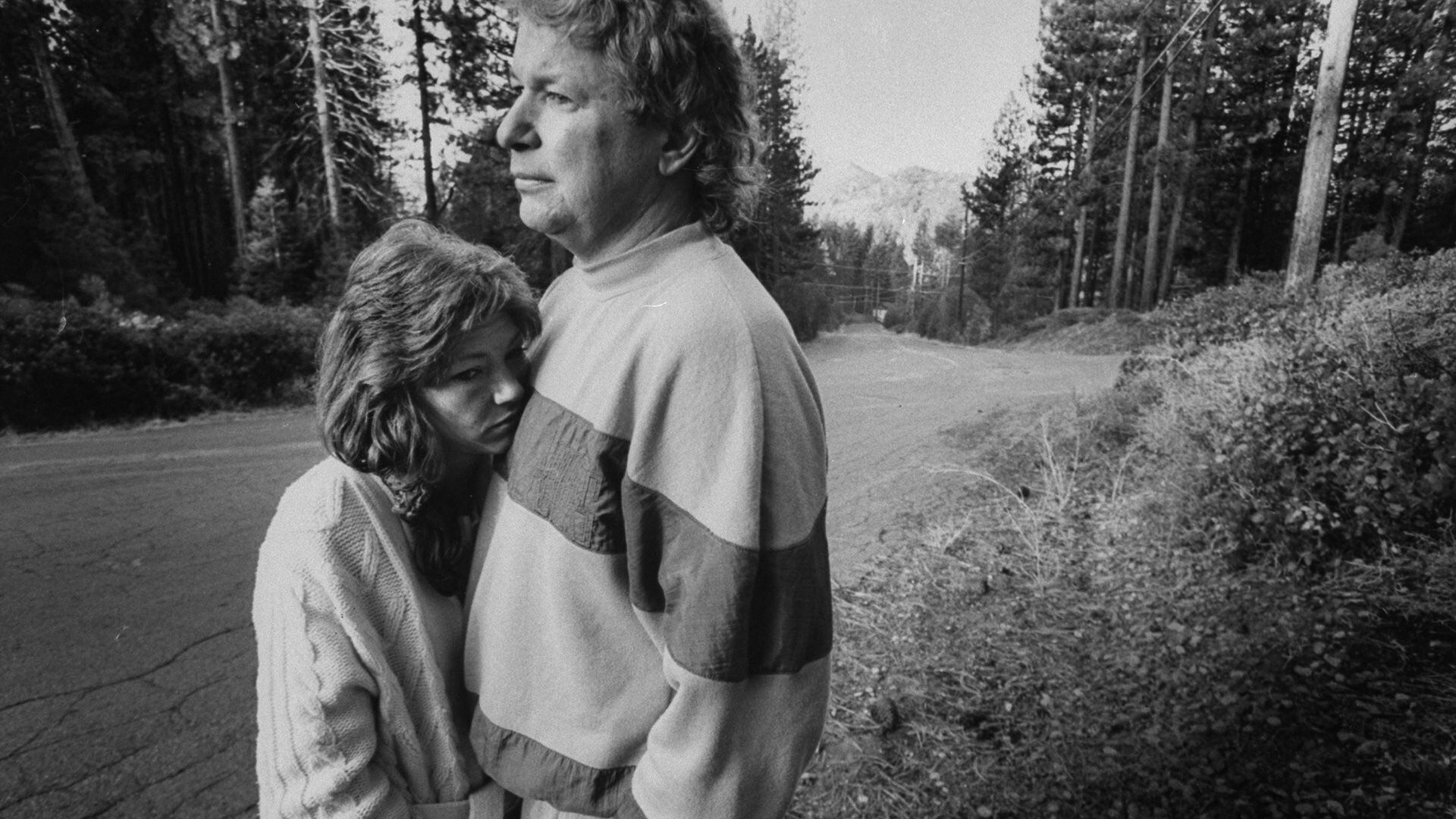 Carl y Terry Probyn, los padres de Jaycee Dugard, víctima de secuestro de 11 años, tristemente abrazados en la ruta, el lugar donde extraños subieron a su hija al auto y se la llevaron para no volver a verla (Photo by Kim Komenich/Getty Images)
