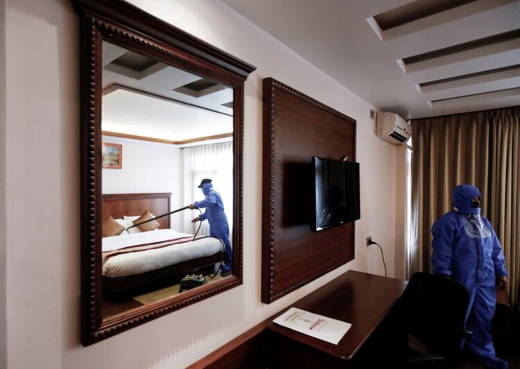 En el protocolo para los hoteles es clave la limpieza y desinfección de las habitaciones (REUTERS/Navesh Chitrakar)