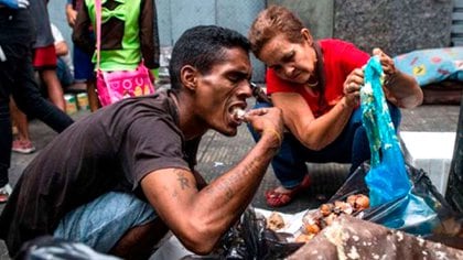 La miseria ha empujado a venezolanos a buscar qué comer en la basura