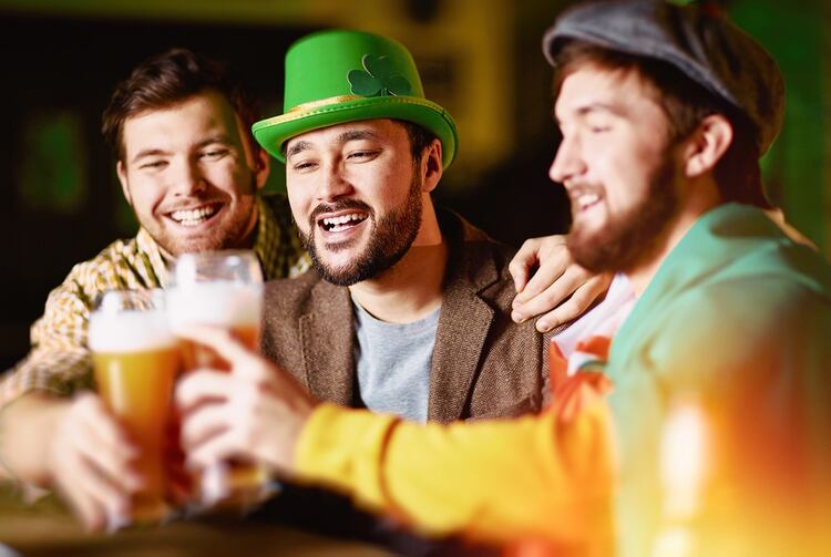 Cerveza, música y vestimenta verde, ítem indispensable para los festejos (iStock)