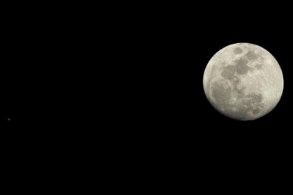 La luna en el cielo vista desde la Tierra (EFE/ Jodson Alves/ archivo)