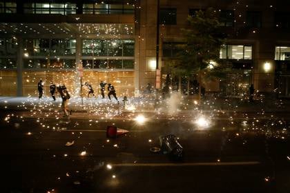 La policía dispersando las protestas en la capital estadounidense. REUTERS/Jim Bourg