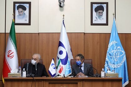 FOTO DE ARCHIVO: El Jefe de la Organización de Energía Atómica de Irán, Ali-Akbar Salehi, y el Director General del Organismo Internacional de Energía Atómica (OIEA), Rafael Grossi, asisten a una conferencia de prensa en Teherán, Irán, el 25 de agosto de 2020. (WANA)