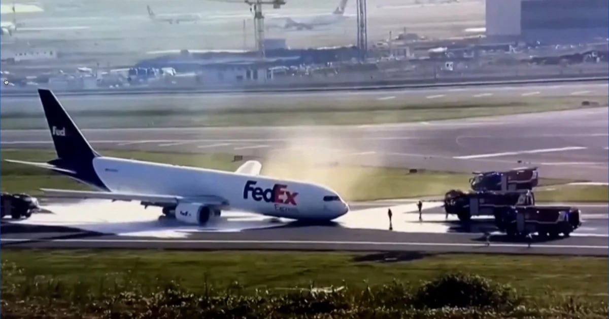 This is how a cargo plane landed with the front axle failure