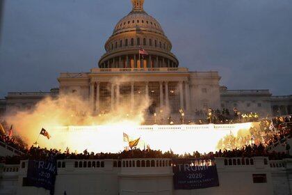 Una explosión causada por una munición policial mientras los partidarios del presidente de Estados Unidos, Donald Trump, se reúnen frente al edificio del Capitolio de Estados Unidos en Washington, Estados Unidos, el 6 de enero de 2021 (REUTERS/Leah Millis)