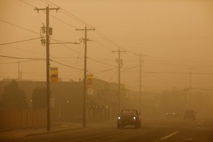 Residentes conducen alrededor del pueblo de Molalla donde unos 10.000 residentes fueron evacuados mientras el fuego continúa en Oregon, EEUU, el 11 de septiembre de 2020 REUTERS/Carlos Barria