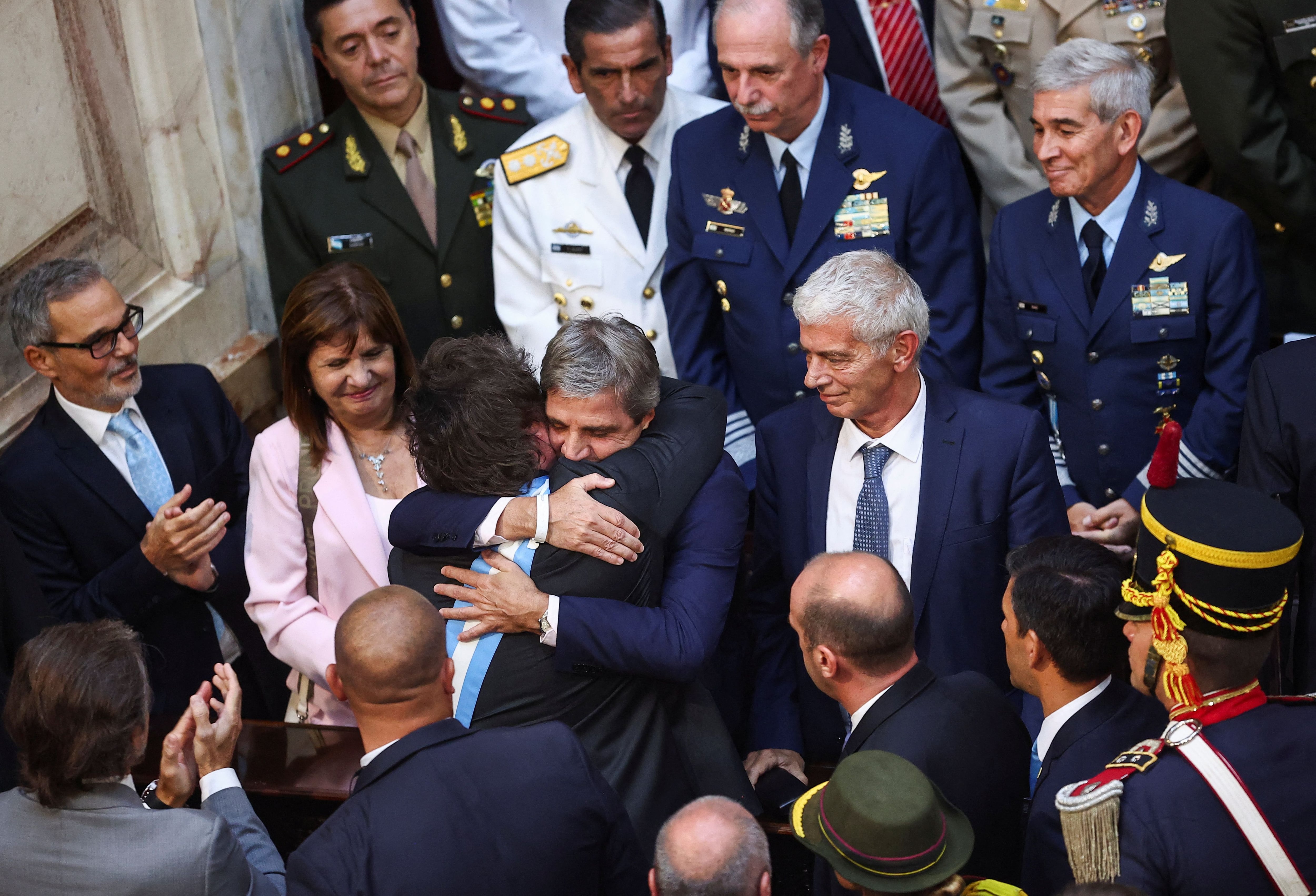 Milei abraza al ministro de Economía, Luis Caputo, en la Asamblea Legislativa del 1ro de marzo. REUTERS/Agustin Marcarian