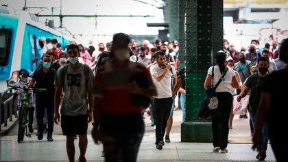 Varias personas circulan por la Estación Ferroviaria de Constitución en Buenos Aires (Argentina). EFE/ Juan Ignacio Roncoroni/Archivo 