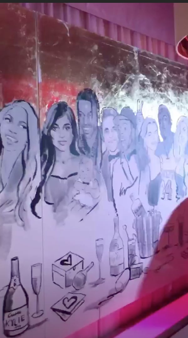 Mural de la familia Kardashian decorando el espacio (Instagram Khloé Kardashian)
