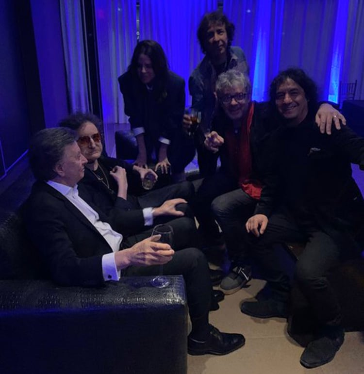 El detrÃ¡s de escena de Charly GarcÃ­a, tambiÃ©n entre amigos: Palito Ortega, su hija Rosario, Juanse, el baterista ToÃ±o Silva y el bajista Carlos GonzÃ¡lez (Foto: Twitter)