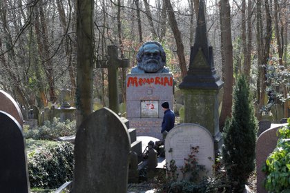 La tumba de Karl Marx se ve embadurnada en pintura roja en el cementerio de Highgate en Londres, Gran Bretaña (Foto: Reuters)