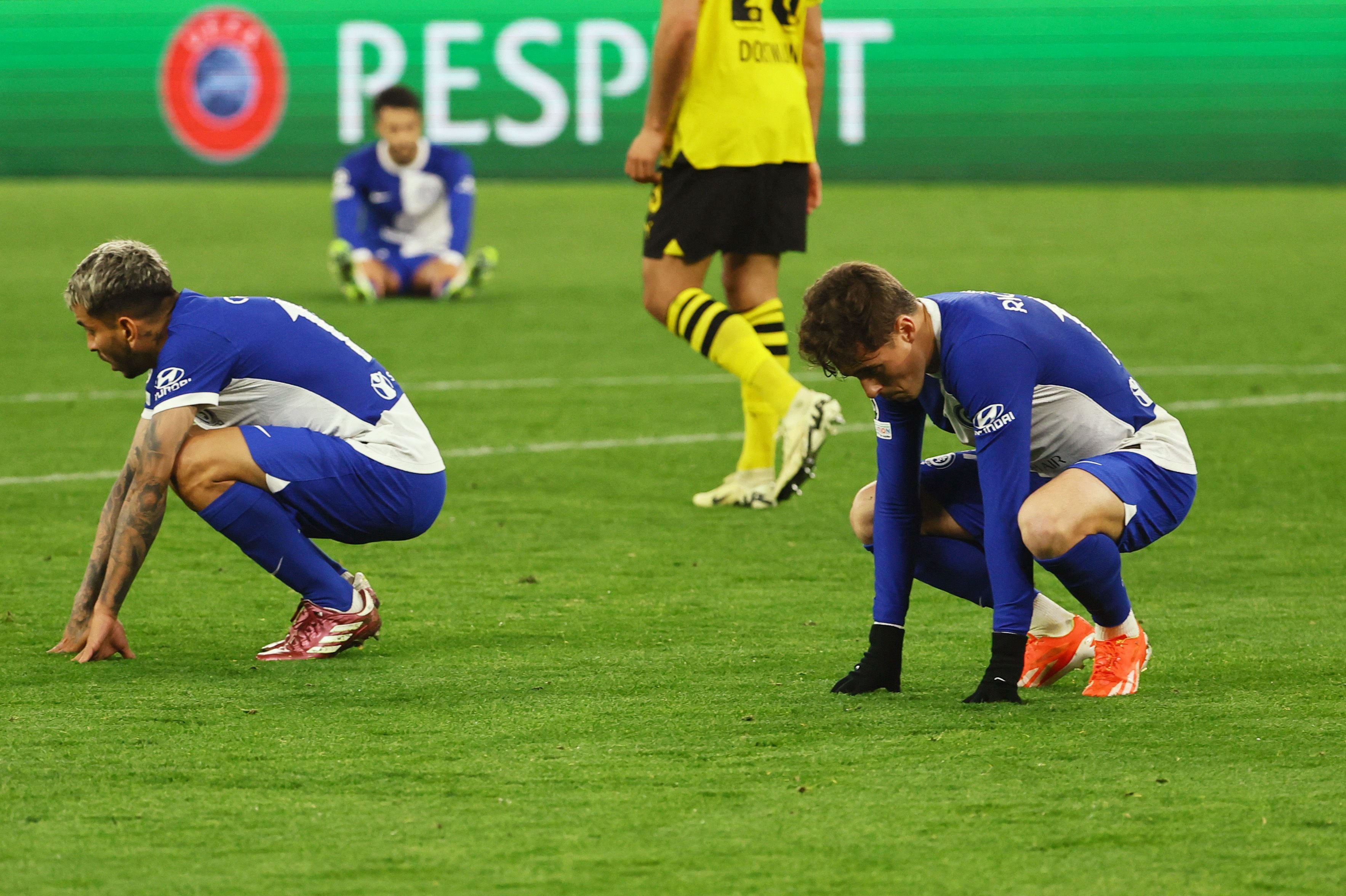 Correa y Rodrigo Riquelme, abatidos tras la derrota ante el Bourssia Dortmund (REUTERS/Wolfgang Rattay).