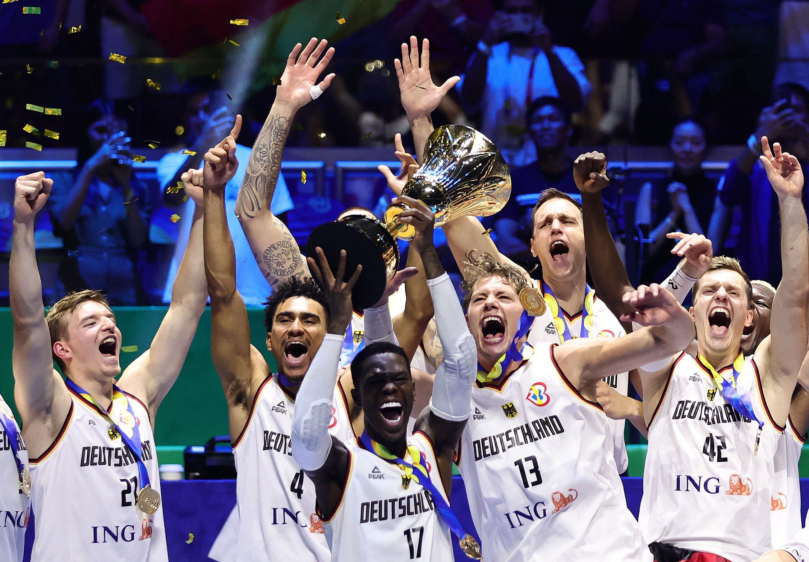 Dennis Schroder levantando la copa luego de ganar la Copa del Mundo FIBA (REUTERS/Eloisa Lopez)