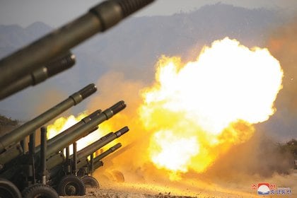 Una demostración del fuego de artillería del Ejército Popular de Corea (KCNA vía REUTERS)
