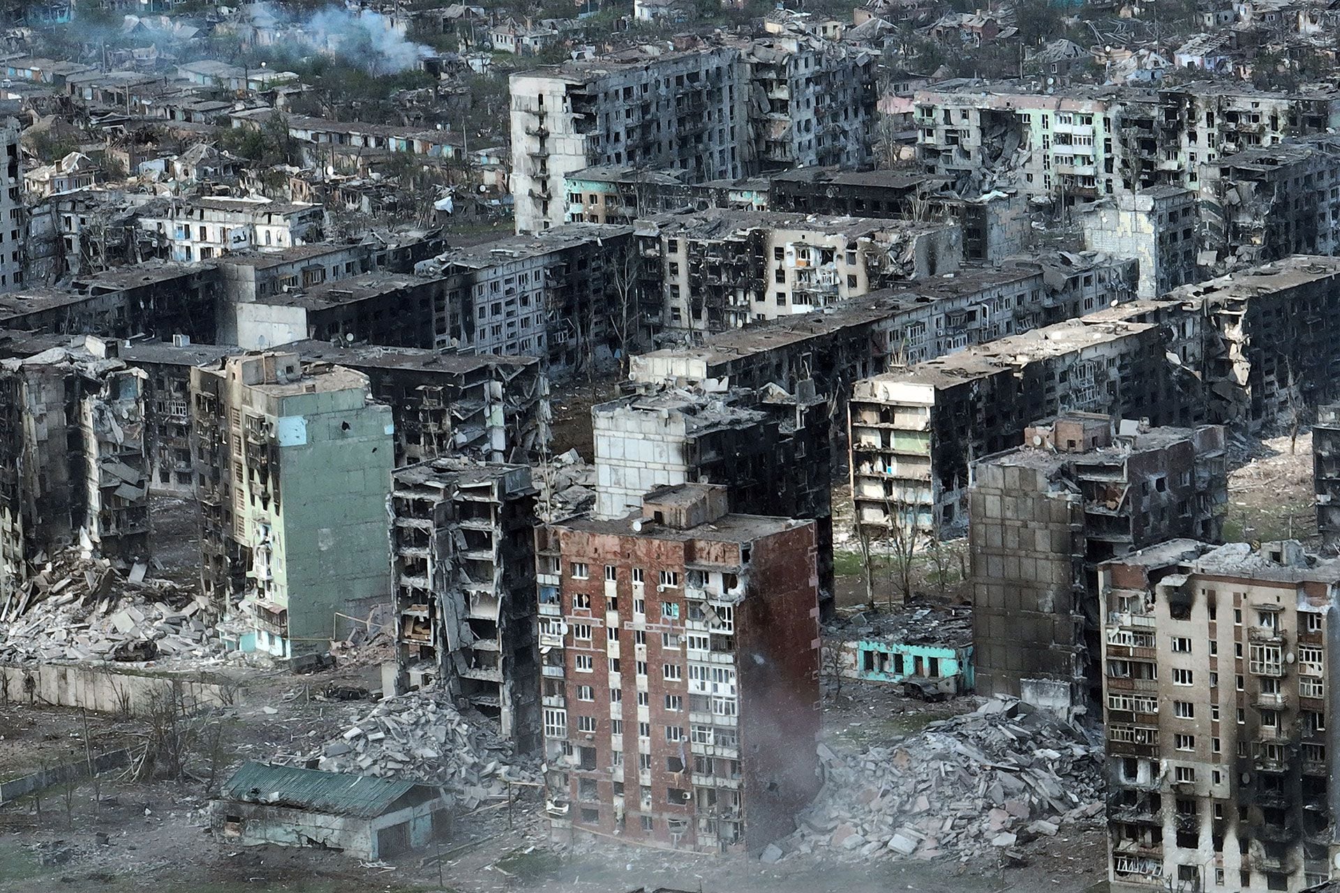 FOTO EDIFICIOS: FILE — An image taken from a drone while embedded with the 93rd Mechanized Brigade of the Ukrainian Army on May 19, 2023, shows destroyed buildings in Bakhmut, Ukraine, where Wagner fighters eventually gained control. A shadowy fight is playing out on three continents for control of Yevgeny Prigozhin’s sprawling interests as head of the Wagner mercenary group. (Tyler Hicks/The New York Times)