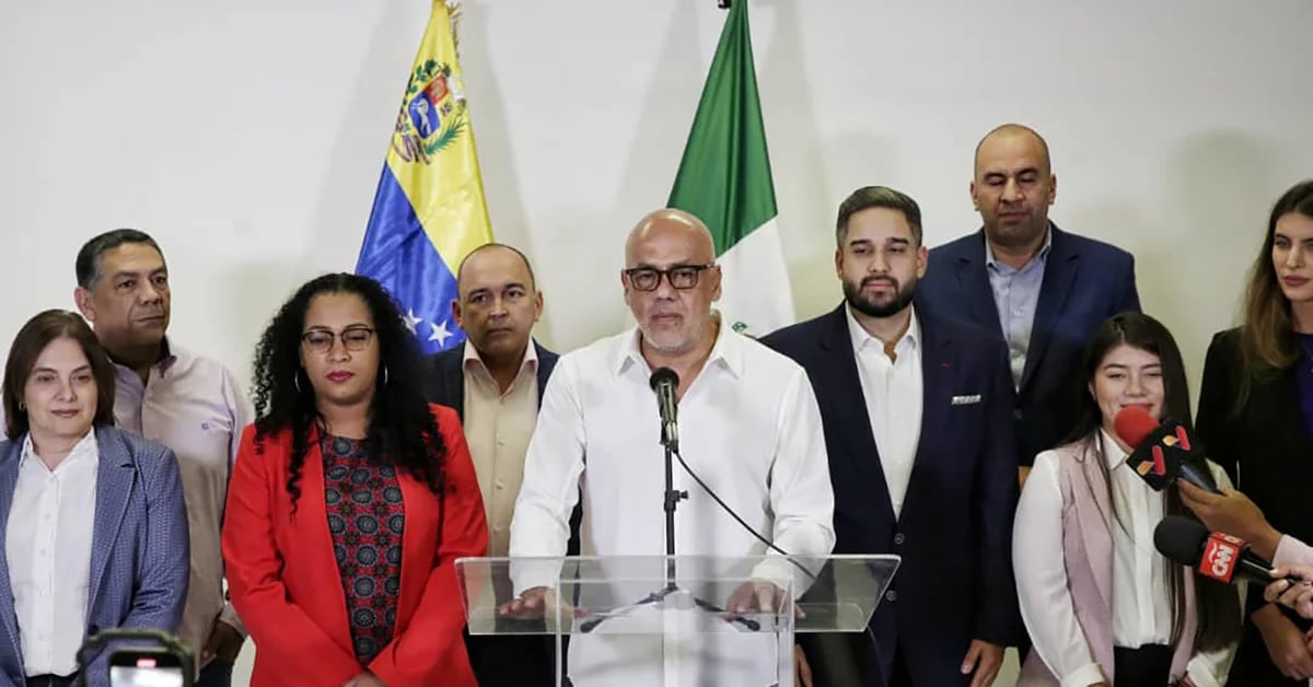 A delegation from the Chavista regime has arrived in Mexico to resume dialogue with the Venezuelan opposition.