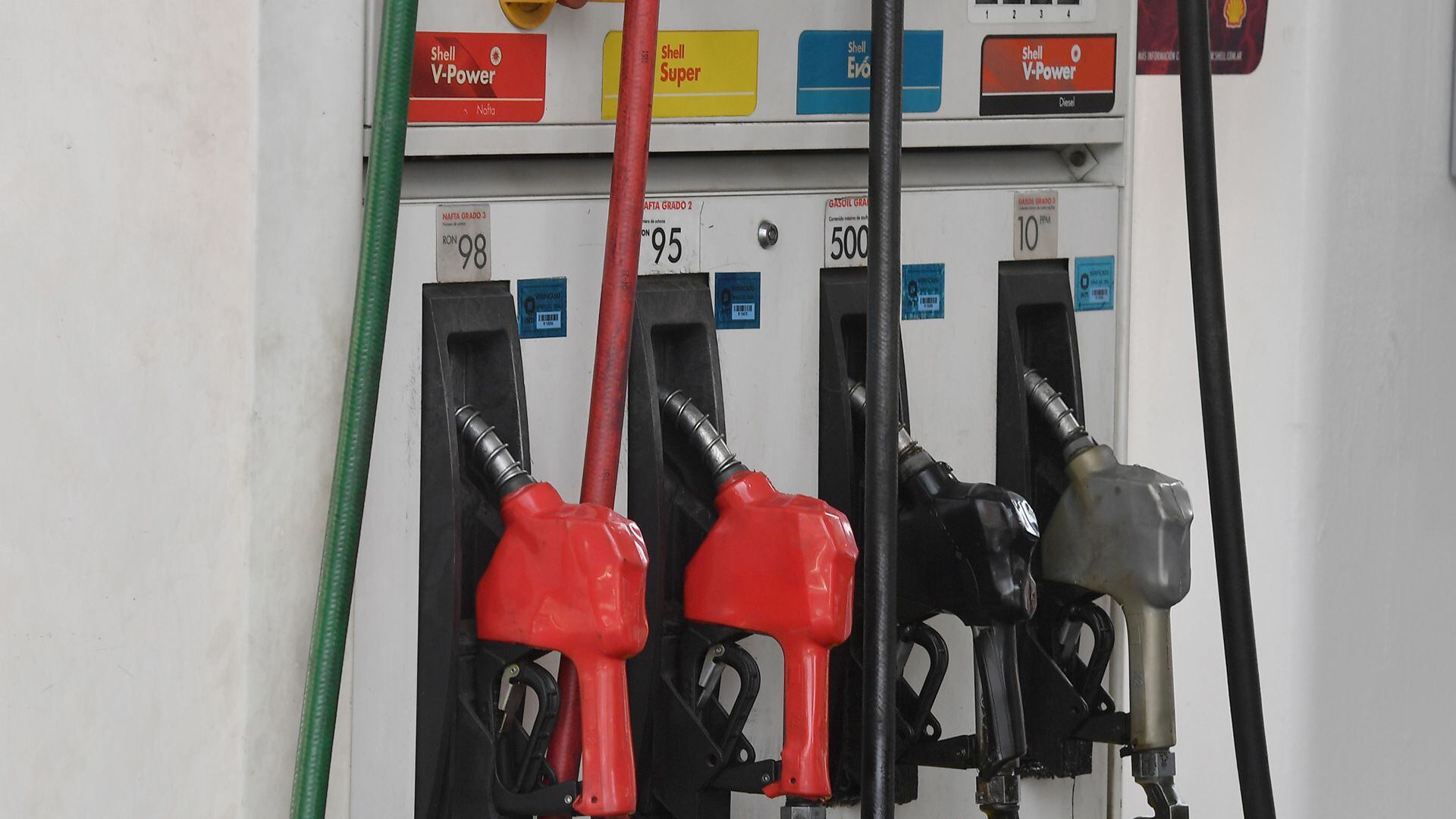 Pese a dos aumentos del 2,5% que se aplicaron sin publicidad, las petroleras privadas todavía tienen precios muy atrasados (Maxi Luna)