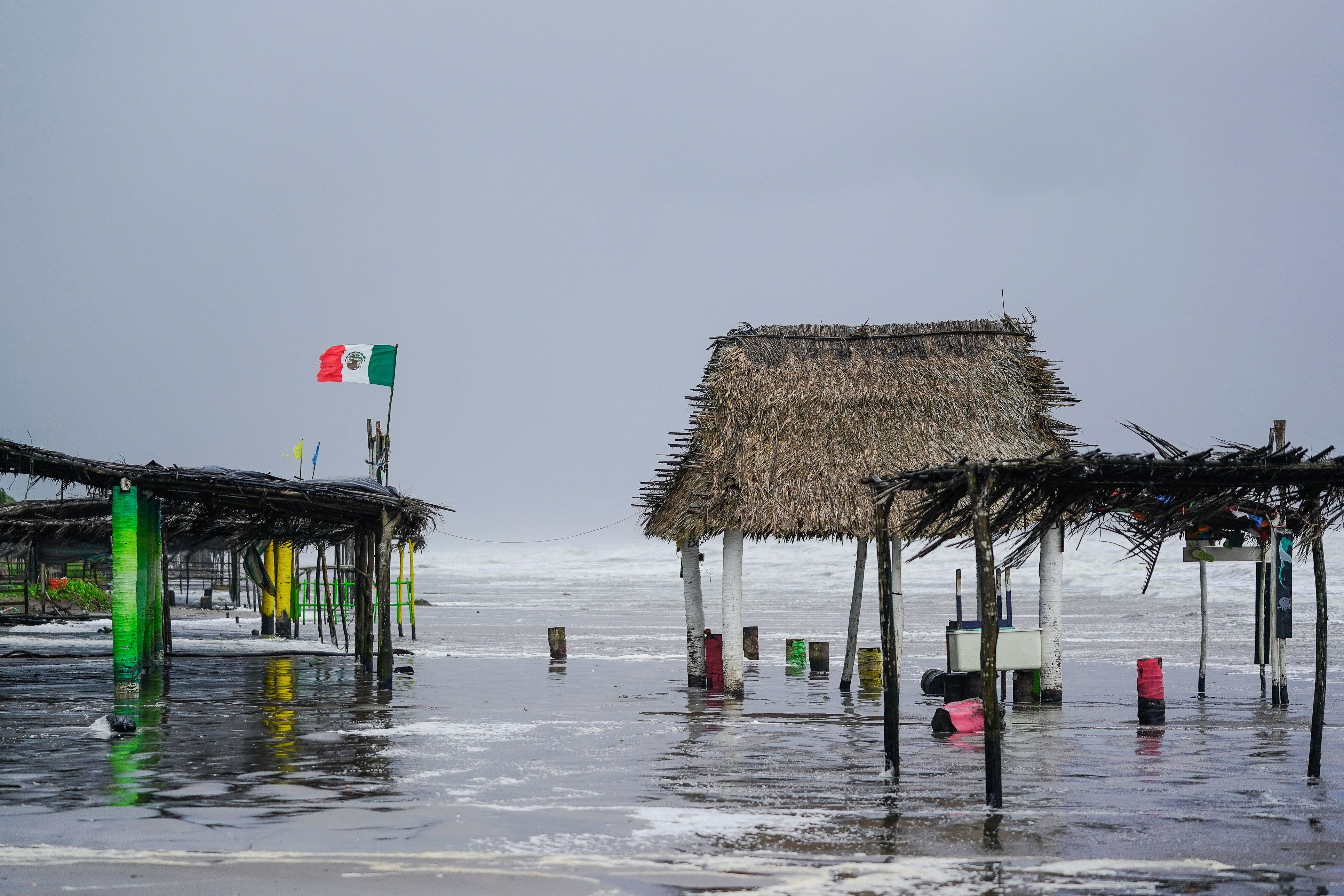 Orlene dejó varias afectaciones en los restaurantes de las playas luego de golpear a Tecuala, Nayarit (Foto: REUTERS/Christian Ruano)