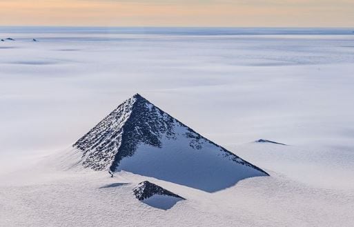 Científicos explicaron que cuando el hielo se derrite y el viento talla la roca, la forma de la montaña evoluciona, revelando capas de historia geológica en su superficie