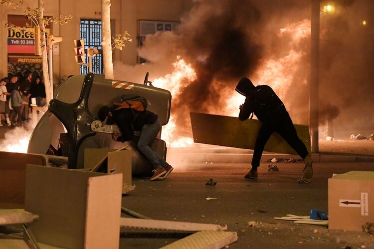 Los manifestantes quemaron cerca de 400 contenedores en medio de los choques con la Policía (Photo by LLUIS GENE / AFP)