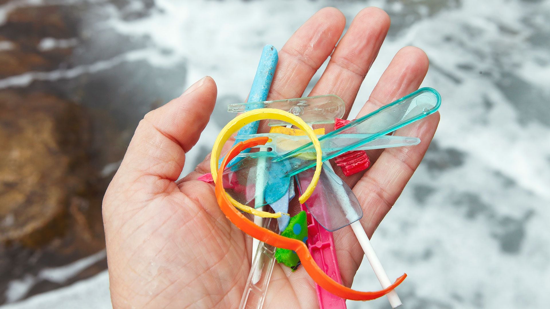 “Que el plástico sea biodegradable no quiere decir que se degrade en cualquier condición. Por ejemplo, el plástico compostable necesita temperaturas de más de 50º C para ser biodegradado", dijeron los investigadores (Getty)