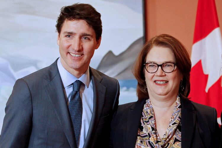 Trudeau junto a la ex ministra de presupuesto Jane Philpott, segunda en renunciar (REUTERS/Patrick Doyle/archivo)