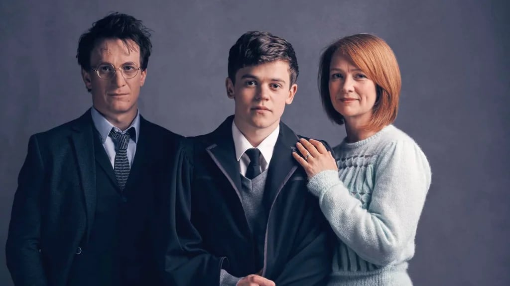 Harry Potter (Jamie Parker), Albus Potter (Sam Clemmett) y Ginny Weasley Potter (Poppy Miller) en una imagen promocional de la obra del West End (Pottermore)